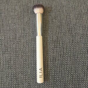 Ilia complexion brush
